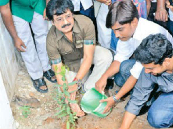 Vivek calls people to plant trees Vivek calls people to plant trees