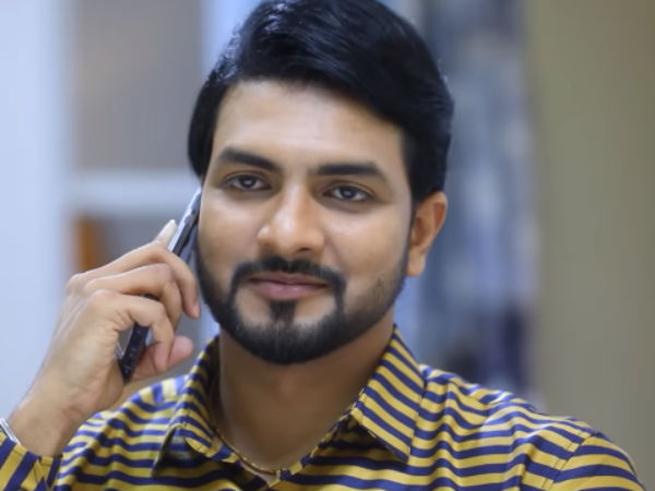 சென்னை: விஜய் டிவியின் அரண்மனைக் கிளி சீரியல் அர்ஜுன் ஜானுவின் விவாக ரத்து கேஸ் கோர்ட்டில் நிற்கவில்லை. அதைவிட அர்ஜுன் ஜானு இருவருக்குமே ஒருவரை ஒருவர் பிரிய மனமில்லாமல்தான் இருந்தனர். அதுக்கு ஏத்த மாதிரி விவாக ரத்து கேஸ் கோர்ட்டில் நிற்கவில்லை. தொழிலதிபர் மீனாட்சி அம்மாவின் மகன் அர்ஜுனுக்கு விபத்தில் கால் நடக்க முடியாமல் போய்விடுகிறது.சக்கர நாற்காலியில்தான் வலம் வருகிறான். ஏழைப்பெண் ஜானுவைத்தான் அர்ஜுனுக்கு கல்யாணம் செய்து வைக்கறாங்க மீனாட்சி அம்மா.இப்போது,அர்ஜுனின் காலை சரி செய்ய வெளியூர் போவதால், வீட்டில் சமைக்க ஆள் இல்லையேன்னு தவிக்கறா ஜானு. நீ கவலைப்படாதே ஜானு அதுக்கு நான் ஏற்பாடு செய்துடறேன்னு சொல்லிட்டு போன் பண்றான் அர்ஜுன். பார்த்தா நாம் இருவர் நமக்கு இருவர் சீரியலில் நாயகன் மாயனுக்கு அந்த போன் போகுது. சொல்லுங்க ஃபிரண்டுன்னு மாயன் பேச, நான் மருத்துவம் பார்க்க வெளியூர் போறேன்..எனக்கு ஒரு உதவி செய்வியான்னு கேட்கறான் அர்ஜுன். நண்பனுக்கு ஒண்ணுன்னா ஓடி வந்து நிப்பேன்..என்ன சொல்லுன்னு கேட்கறான். இல்லை..சமையலுக்கு ஆளில்லை..அதான் நீ பார்த்துக்கறியான்னு கேட்க...அட நீ கெளம்பு நான் வந்து சமையல் வேலையை பார்த்துக்கறேன்னு சொல்றான் மாயன். விஜய் டிவியின் இந்த யுக்தி கூட நல்லாருக்கு... ஒரு சீரியலில் நடிக்கும் நபரை அதே கேரக்டரா இன்னொரு சீரியலுக்கு கூப்பிடறது ரொம்ப நல்லாருக்கு. சென்னை: விஜய் டிவியின் அரண்மனைக் கிளி சீரியல் அர்ஜுன் ஜானுவின் விவாக ரத்து கேஸ் கோர்ட்டில் நிற்கவில்லை. அதைவிட அர்ஜுன் ஜானு இருவருக்குமே ஒருவரை ஒருவர் பிரிய மனமில்லாமல்தான் இருந்தனர். அதுக்கு ஏத்த மாதிரி விவாக ரத்து கேஸ் கோர்ட்டில் நிற்கவில்லை. தொழிலதிபர் மீனாட்சி அம்மாவின் மகன் அர்ஜுனுக்கு விபத்தில் கால் நடக்க முடியாமல் போய்விடுகிறது.சக்கர நாற்காலியில்தான் வலம் வருகிறான். ஏழைப்பெண் ஜானுவைத்தான் அர்ஜுனுக்கு கல்யாணம் செய்து வைக்கறாங்க மீனாட்சி அம்மா.இப்போது,அர்ஜுனின் காலை சரி செய்ய வெளியூர் போவதால், வீட்டில் சமைக்க ஆள் இல்லையேன்னு தவிக்கறா ஜானு. நீ கவலைப்படாதே ஜானு அதுக்கு நான் ஏற்பாடு செய்துடறேன்னு சொல்லிட்டு போன் பண்றான் அர்ஜுன். பார்த்தா நாம் இருவர் நமக்கு இருவர் சீரியலில் நாயகன் மாயனுக்கு அந்த போன் போகுது. சொல்லுங்க ஃபிரண்டுன்னு மாயன் பேச, நான் மருத்துவம் பார்க்க வெளியூர் போறேன்..எனக்கு ஒரு உதவி செய்வியான்னு கேட்கறான் அர்ஜுன். நண்பனுக்கு ஒண்ணுன்னா ஓடி வந்து நிப்பேன்..என்ன சொல்லுன்னு கேட்கறான். இல்லை..சமையலுக்கு ஆளில்லை..அதான் நீ பார்த்துக்கறியான்னு கேட்க...அட நீ கெளம்பு நான் வந்து சமையல் வேலையை பார்த்துக்கறேன்னு சொல்றான் மாயன். விஜய் டிவியின் இந்த யுக்தி கூட நல்லாருக்கு... ஒரு சீரியலில் நடிக்கும் நபரை அதே கேரக்டரா இன்னொரு சீரியலுக்கு கூப்பிடறது ரொம்ப நல்லாருக்கு.