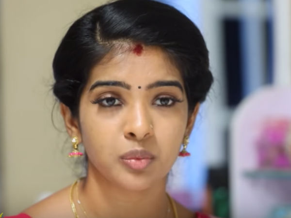 சென்னை: விஜய் டிவியின் அரண்மனைக் கிளி சீரியல் அர்ஜுன் ஜானுவின் விவாக ரத்து கேஸ் கோர்ட்டில் நிற்கவில்லை. அதைவிட அர்ஜுன் ஜானு இருவருக்குமே ஒருவரை ஒருவர் பிரிய மனமில்லாமல்தான் இருந்தனர். அதுக்கு ஏத்த மாதிரி விவாக ரத்து கேஸ் கோர்ட்டில் நிற்கவில்லை. தொழிலதிபர் மீனாட்சி அம்மாவின் மகன் அர்ஜுனுக்கு விபத்தில் கால் நடக்க முடியாமல் போய்விடுகிறது.சக்கர நாற்காலியில்தான் வலம் வருகிறான். ஏழைப்பெண் ஜானுவைத்தான் அர்ஜுனுக்கு கல்யாணம் செய்து வைக்கறாங்க மீனாட்சி அம்மா.இப்போது,அர்ஜுனின் காலை சரி செய்ய வெளியூர் போவதால், வீட்டில் சமைக்க ஆள் இல்லையேன்னு தவிக்கறா ஜானு. நீ கவலைப்படாதே ஜானு அதுக்கு நான் ஏற்பாடு செய்துடறேன்னு சொல்லிட்டு போன் பண்றான் அர்ஜுன். பார்த்தா நாம் இருவர் நமக்கு இருவர் சீரியலில் நாயகன் மாயனுக்கு அந்த போன் போகுது. சொல்லுங்க ஃபிரண்டுன்னு மாயன் பேச, நான் மருத்துவம் பார்க்க வெளியூர் போறேன்..எனக்கு ஒரு உதவி செய்வியான்னு கேட்கறான் அர்ஜுன். நண்பனுக்கு ஒண்ணுன்னா ஓடி வந்து நிப்பேன்..என்ன சொல்லுன்னு கேட்கறான். இல்லை..சமையலுக்கு ஆளில்லை..அதான் நீ பார்த்துக்கறியான்னு கேட்க...அட நீ கெளம்பு நான் வந்து சமையல் வேலையை பார்த்துக்கறேன்னு சொல்றான் மாயன். விஜய் டிவியின் இந்த யுக்தி கூட நல்லாருக்கு... ஒரு சீரியலில் நடிக்கும் நபரை அதே கேரக்டரா இன்னொரு சீரியலுக்கு கூப்பிடறது ரொம்ப நல்லாருக்கு. சென்னை: விஜய் டிவியின் அரண்மனைக் கிளி சீரியல் அர்ஜுன் ஜானுவின் விவாக ரத்து கேஸ் கோர்ட்டில் நிற்கவில்லை. அதைவிட அர்ஜுன் ஜானு இருவருக்குமே ஒருவரை ஒருவர் பிரிய மனமில்லாமல்தான் இருந்தனர். அதுக்கு ஏத்த மாதிரி விவாக ரத்து கேஸ் கோர்ட்டில் நிற்கவில்லை. தொழிலதிபர் மீனாட்சி அம்மாவின் மகன் அர்ஜுனுக்கு விபத்தில் கால் நடக்க முடியாமல் போய்விடுகிறது.சக்கர நாற்காலியில்தான் வலம் வருகிறான். ஏழைப்பெண் ஜானுவைத்தான் அர்ஜுனுக்கு கல்யாணம் செய்து வைக்கறாங்க மீனாட்சி அம்மா.இப்போது,அர்ஜுனின் காலை சரி செய்ய வெளியூர் போவதால், வீட்டில் சமைக்க ஆள் இல்லையேன்னு தவிக்கறா ஜானு. நீ கவலைப்படாதே ஜானு அதுக்கு நான் ஏற்பாடு செய்துடறேன்னு சொல்லிட்டு போன் பண்றான் அர்ஜுன். பார்த்தா நாம் இருவர் நமக்கு இருவர் சீரியலில் நாயகன் மாயனுக்கு அந்த போன் போகுது. சொல்லுங்க ஃபிரண்டுன்னு மாயன் பேச, நான் மருத்துவம் பார்க்க வெளியூர் போறேன்..எனக்கு ஒரு உதவி செய்வியான்னு கேட்கறான் அர்ஜுன். நண்பனுக்கு ஒண்ணுன்னா ஓடி வந்து நிப்பேன்..என்ன சொல்லுன்னு கேட்கறான். இல்லை..சமையலுக்கு ஆளில்லை..அதான் நீ பார்த்துக்கறியான்னு கேட்க...அட நீ கெளம்பு நான் வந்து சமையல் வேலையை பார்த்துக்கறேன்னு சொல்றான் மாயன். விஜய் டிவியின் இந்த யுக்தி கூட நல்லாருக்கு... ஒரு சீரியலில் நடிக்கும் நபரை அதே கேரக்டரா இன்னொரு சீரியலுக்கு கூப்பிடறது ரொம்ப நல்லாருக்கு.