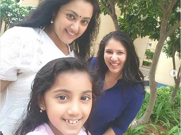 Sangavis photo with Meena goes viral Sangavis photo with Meena goes viral
