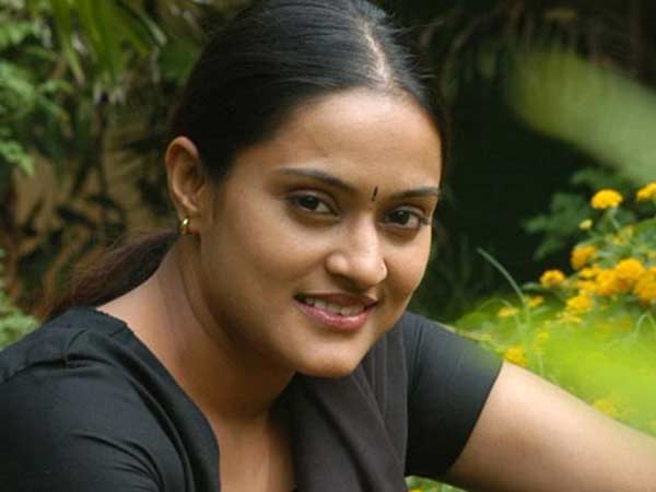 Actress Vinodhinis husband severly injured in a bike accident Actress Vinodhinis husband severly injured in a bike accident