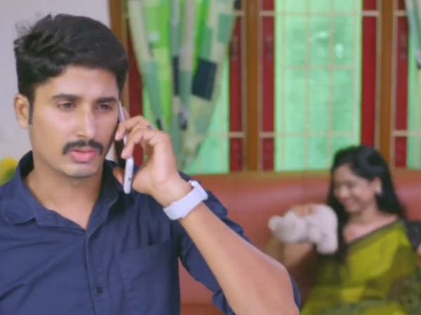 சாலையில் காதில் போன்