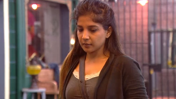சாக்ஷியுடன் காதல்