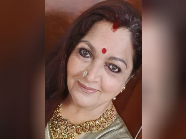 Actress Khushbu shared her old age photo on her twitter Actress Khushbu shared her old age photo on her twitter