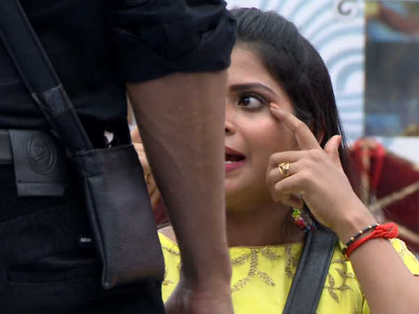 பிய்த்துக்கொண்டு போன அபி