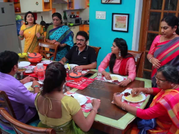 எல்லாரும் டைனிங் டேபிளில்