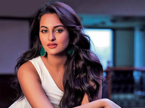Cheating case: UP police visits Sonakshi Sinhas Mumbai residence Cheating case: UP police visits Sonakshi Sinhas Mumbai residence
