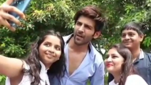 Fan pulls Kartik Aaryans cheek Fan pulls Kartik Aaryans cheek