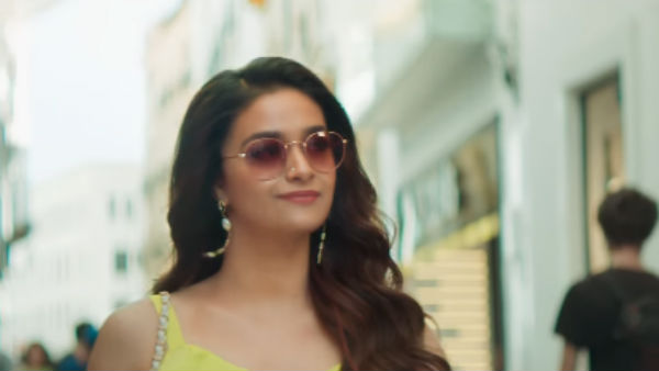 மூக்குத்தி,ஸ்லீவ் லெஸ்