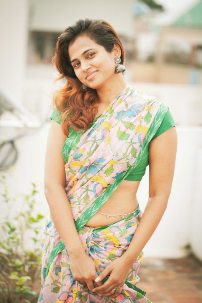 புடவையில் கவர்ச்சி