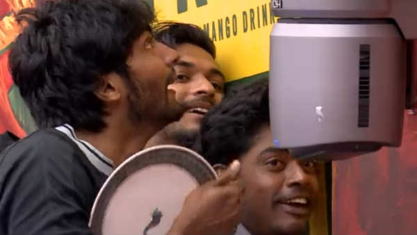 கதவில் காதை வைத்து