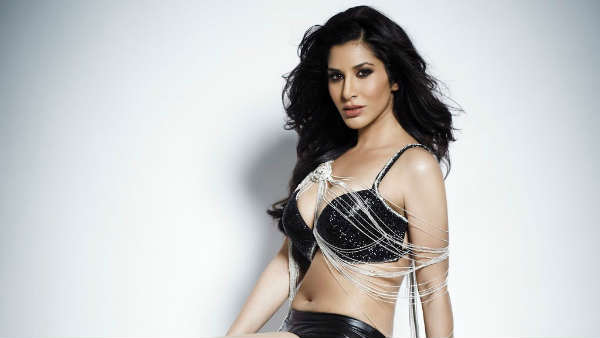 Sophie Choudry releases Maldives beach vacation pictures Sophie Choudry releases Maldives beach vacation pictures