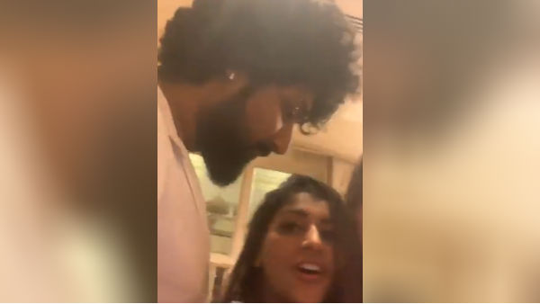 லைவில் லிப் லாக்