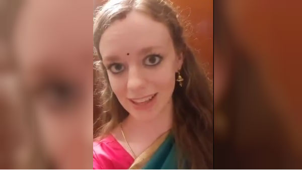 சேலை, வகுட்டில் குங்குமம்