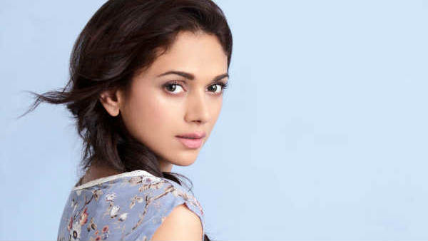 Aditi Rao propose to Maniratnam the photo is viral on social networks Aditi Rao propose to Maniratnam the photo is viral on social networks