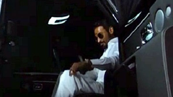 சொகுசு கார்களில் வலம்