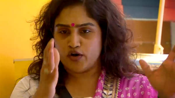 போட்டு தாக்கிய ஷெரின்