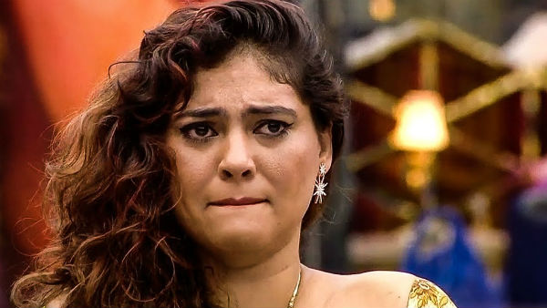 Riythvika brought out Sherin from biggboss house Riythvika brought out Sherin from biggboss house
