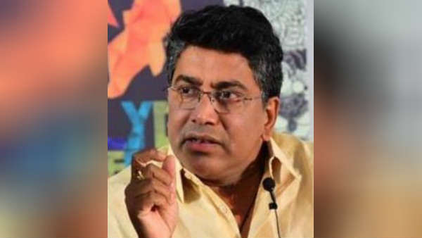 இயக்குநர் மீது புகார்