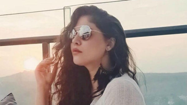கூலிங்கிளாஸில் ஷெரின்
