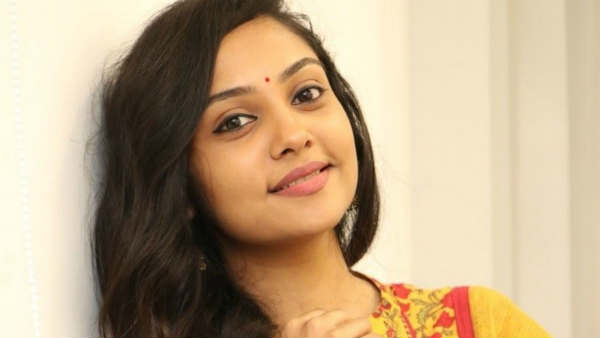 smruthi venkat is doing parallel job with modelling and cinema smruthi venkat is doing parallel job with modelling and cinema