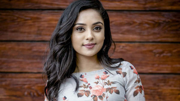 smruthi venkat is doing parallel job with modelling and cinema smruthi venkat is doing parallel job with modelling and cinema