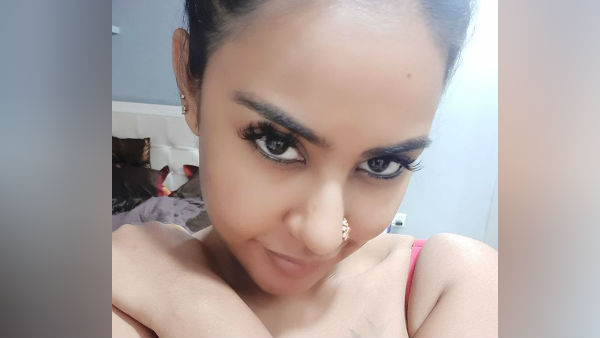 கைகளால் மறைத்து