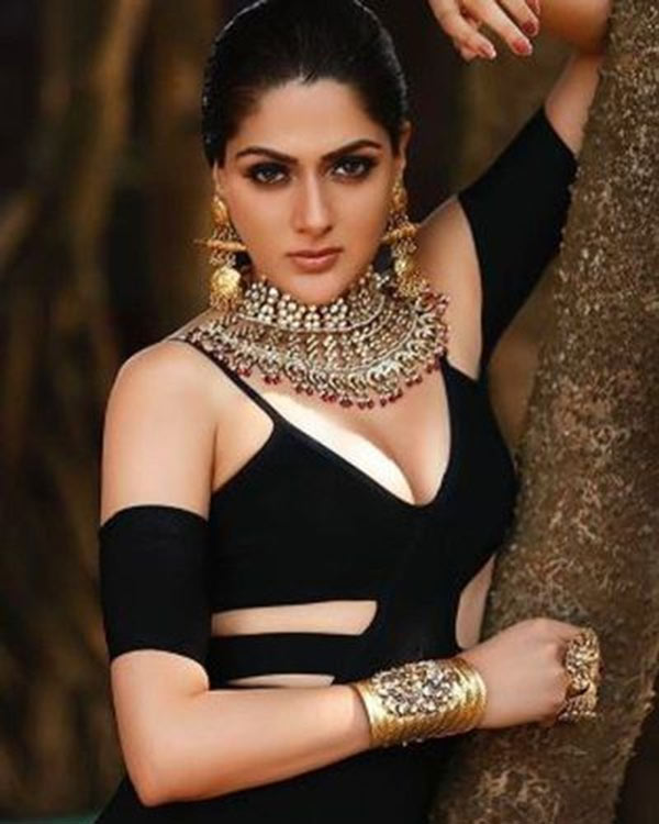 iruttu actress glamour poses viral iruttu actress glamour poses viral