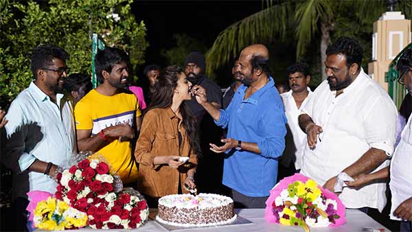 கேக் ஊட்டிய ரஜினி
