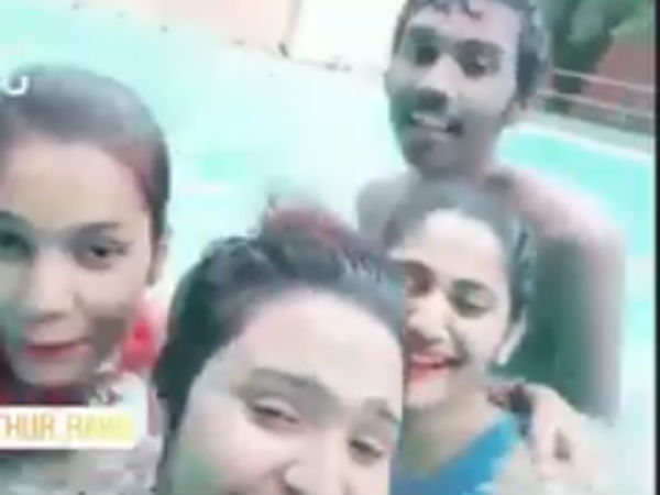 ஆண் நண்பர்களுடன் ஆட்டம்