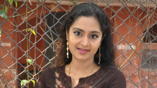தனியாக வசிக்கிறார்
