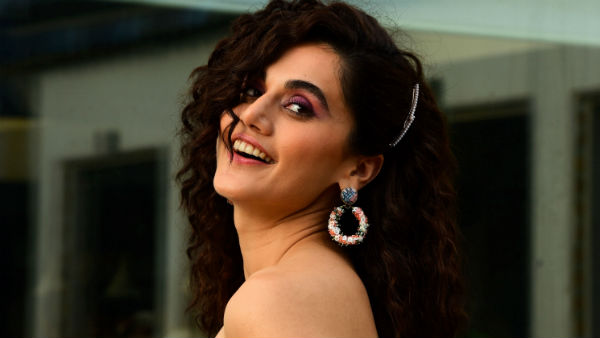 Taapsee wins the Best Female Actor award at Star Screens Award Taapsee wins the Best Female Actor award at Star Screens Award