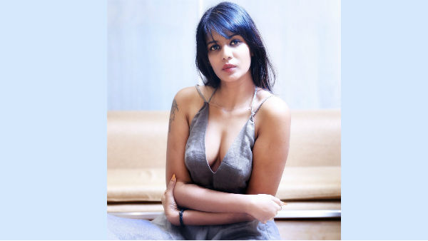 முன்னழகு தெரியும்படி