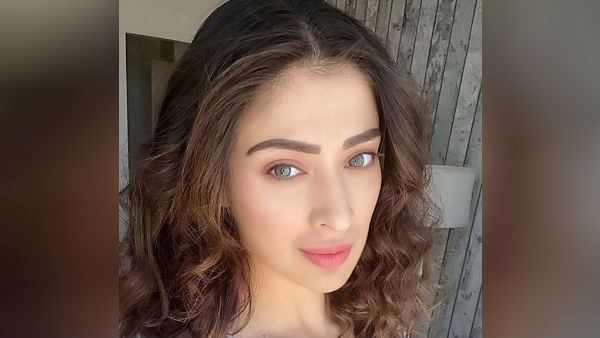 அள்ளித் தெளிக்கிறார்