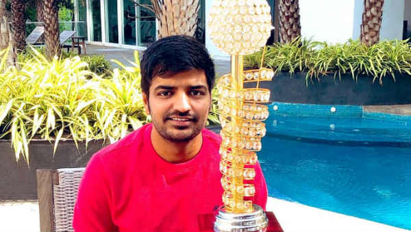 Sathish getting for Best comedian award mgr-sivaji Sathish getting for Best comedian award mgr-sivaji