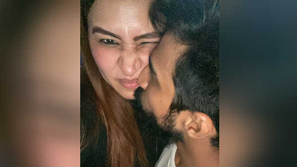 கட்டிப்பிடித்து முத்தம்