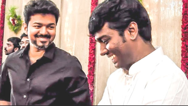 எதையோ தேடுகிறார்கள்
