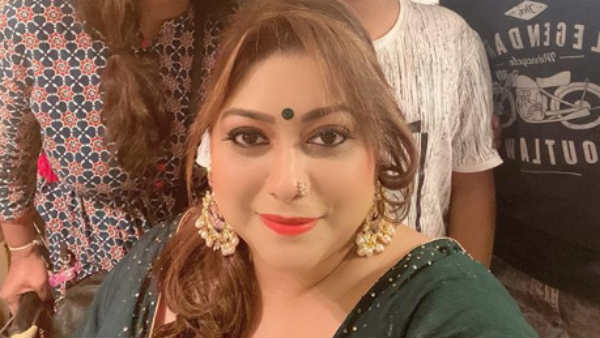 பீர் பாட்டிலுடன்