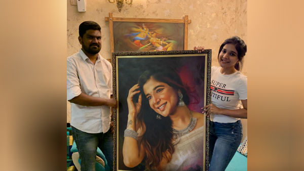 A fan gifts a painting of actress Sakshi Agarwal A fan gifts a painting of actress Sakshi Agarwal