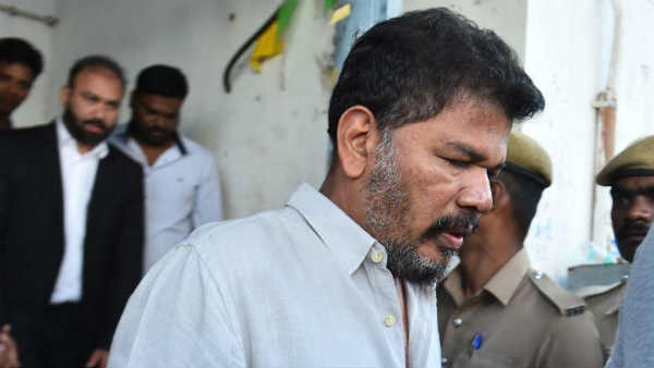 ஏணியாகப் பார்க்கிறேன்