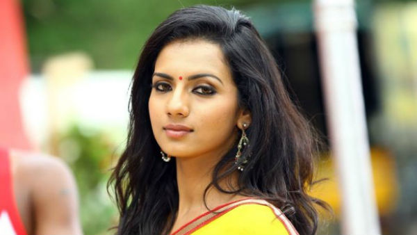 கட்டிப்பிடித்தார்