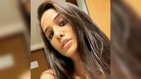 Actress poonam pandey kissing with her boyfriend Actress poonam pandey kissing with her boyfriend