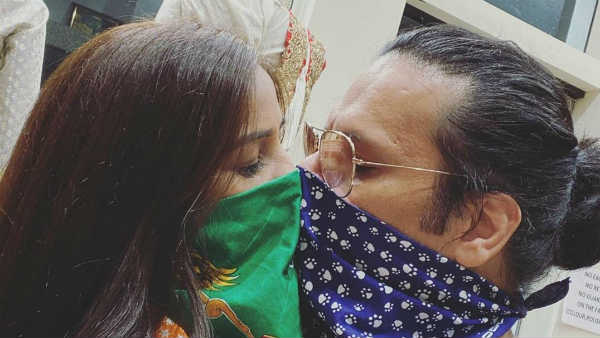 Actress poonam pandey kissing with her boyfriend Actress poonam pandey kissing with her boyfriend