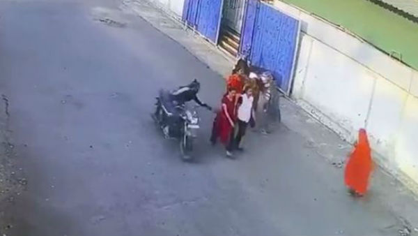 கைப்பையை இழுத்தார்
