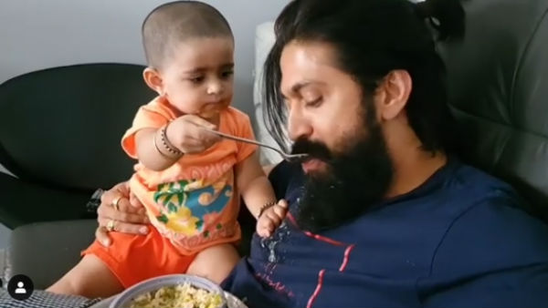 சாப்பாடு ஊட்டும் மகள்