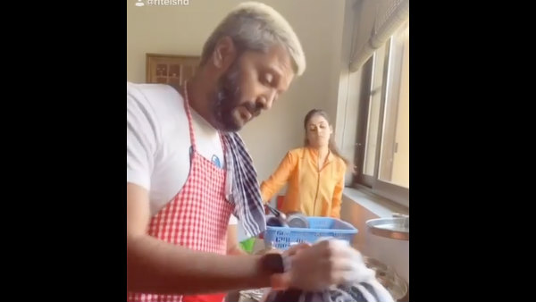 பாத்திரம் கழுவுகிறார்
