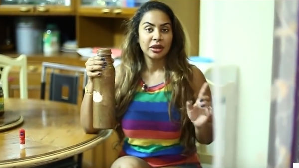 அரை நிர்வணமாக
