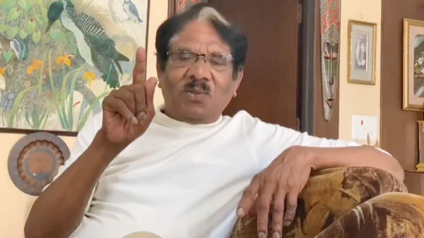 சுவரில் போஸ்டர்
