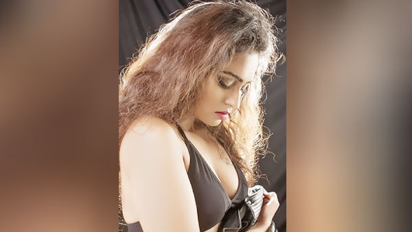 ஆடையே இல்லாமல்