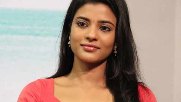 மயக்கும் பார்வையுடன்